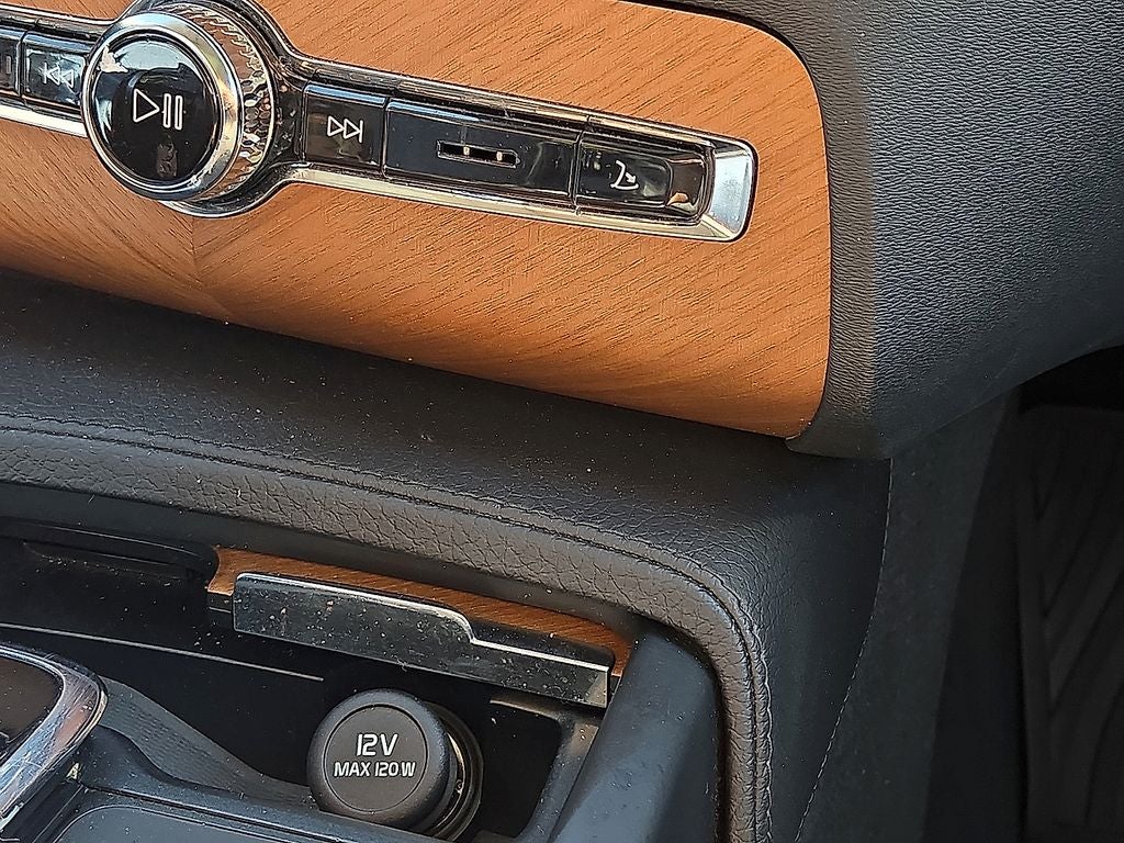 2022 Volvo XC90 T6 Momentum