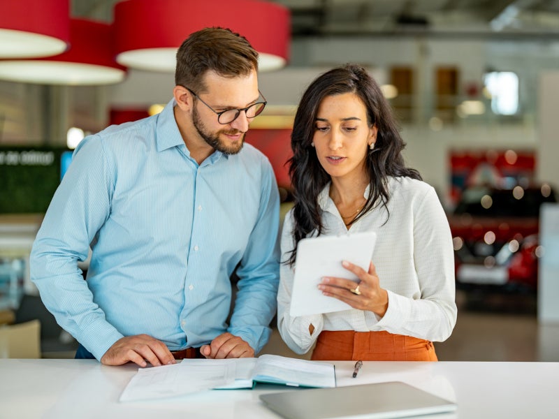 Casa GMC financial advisor helping out a customer